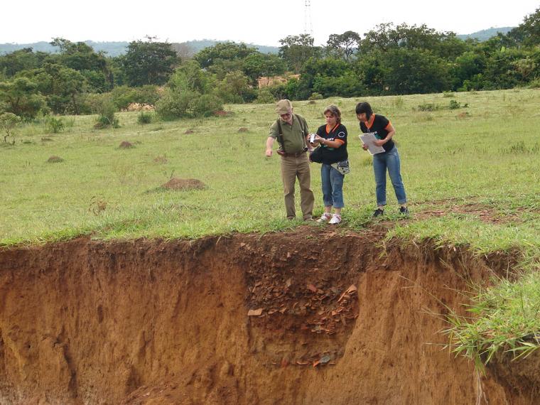 Imagem 12 - Visita de estudantes e moradores a Sítio Arqueológico – Quilombo São Domingos – Paracatu-MG. Fonte IAB - 2009