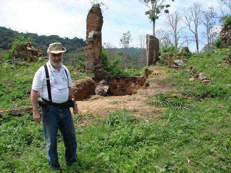 O arqueólogo Ondemar Dias, coordenador geral do programa, com as ruínas da Igreja Matriz ao fundo