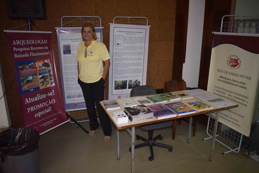 Cida Gomes - Publicações do IAB em stand na UERJ