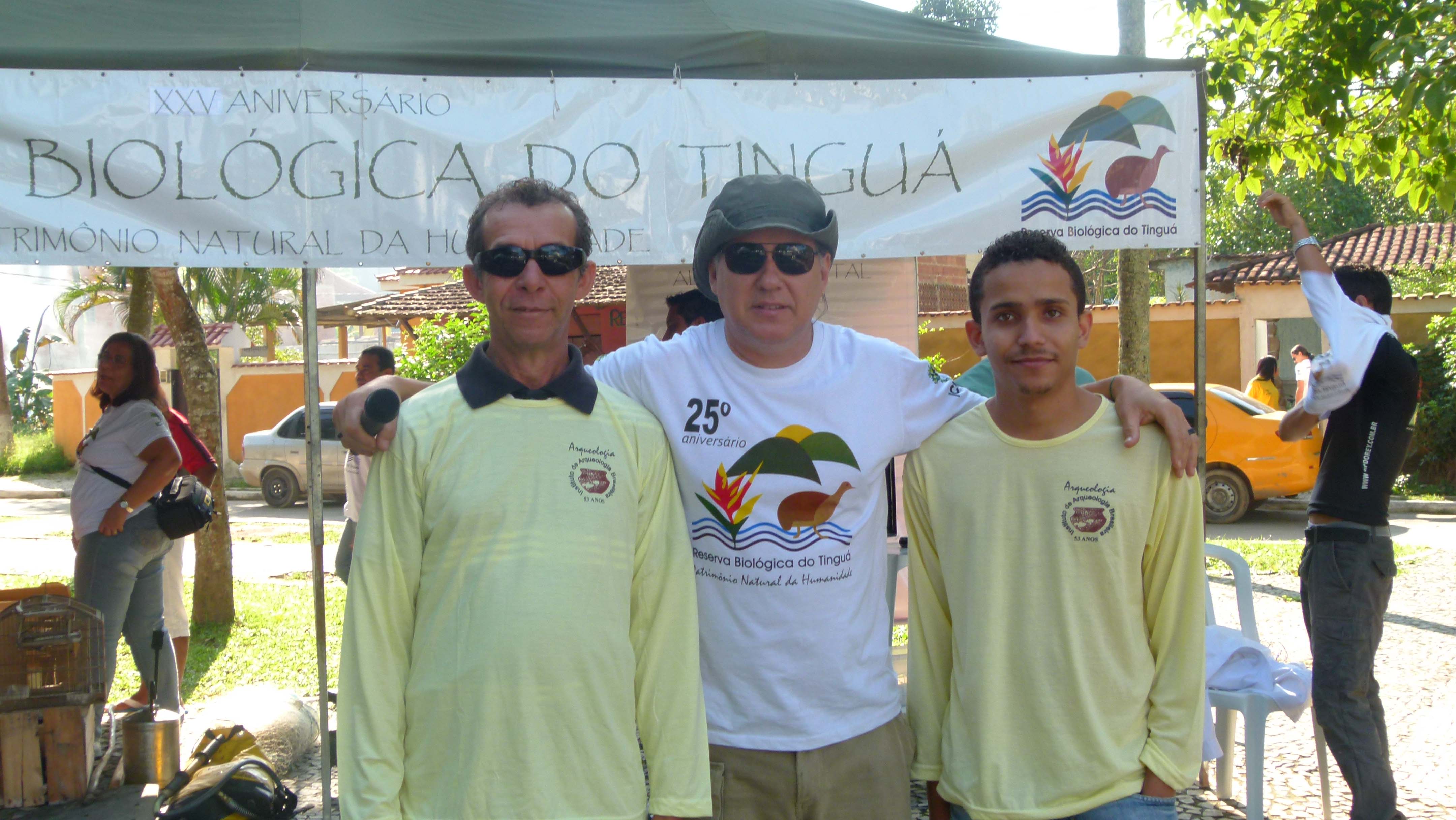 Monitores José Neto e William Cruz ao lado de Flávio Silva