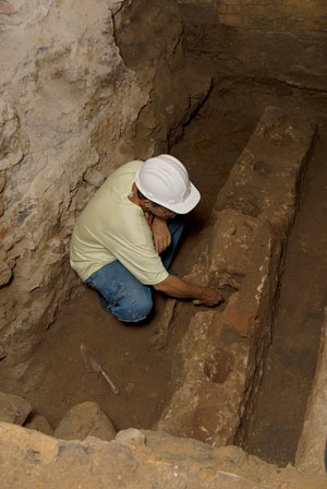 Escavações arqueológicas na antiga paliçada maior na antiga Sé (atual Igreja do Carmo, Praça XV) - Foto: IAB