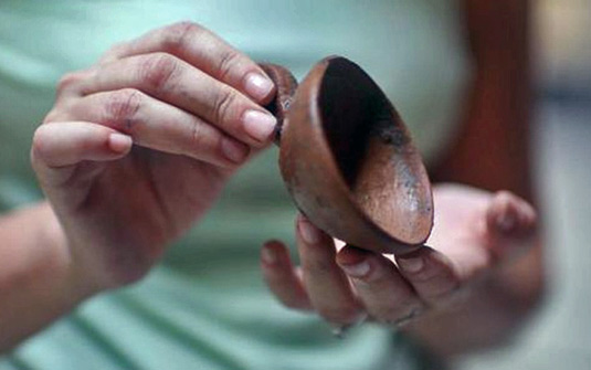Um candeeiro é uma das peças encontradas durante as obras do Centro Cultural Justiça Eleitoral