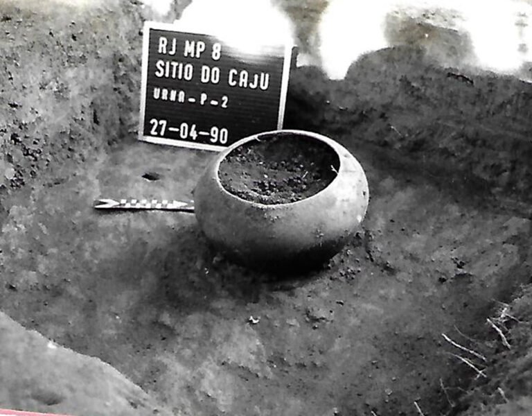 Children’s urn excavation in Campos dos Goytacazes. Photo: IAB
