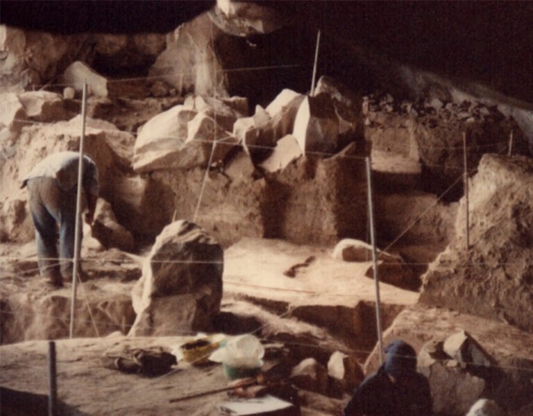 Imagem da escavação da Múmia Acauã. Foto: IAB